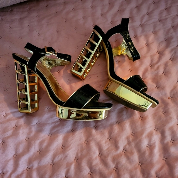 Shoes - Picture 1 of 4